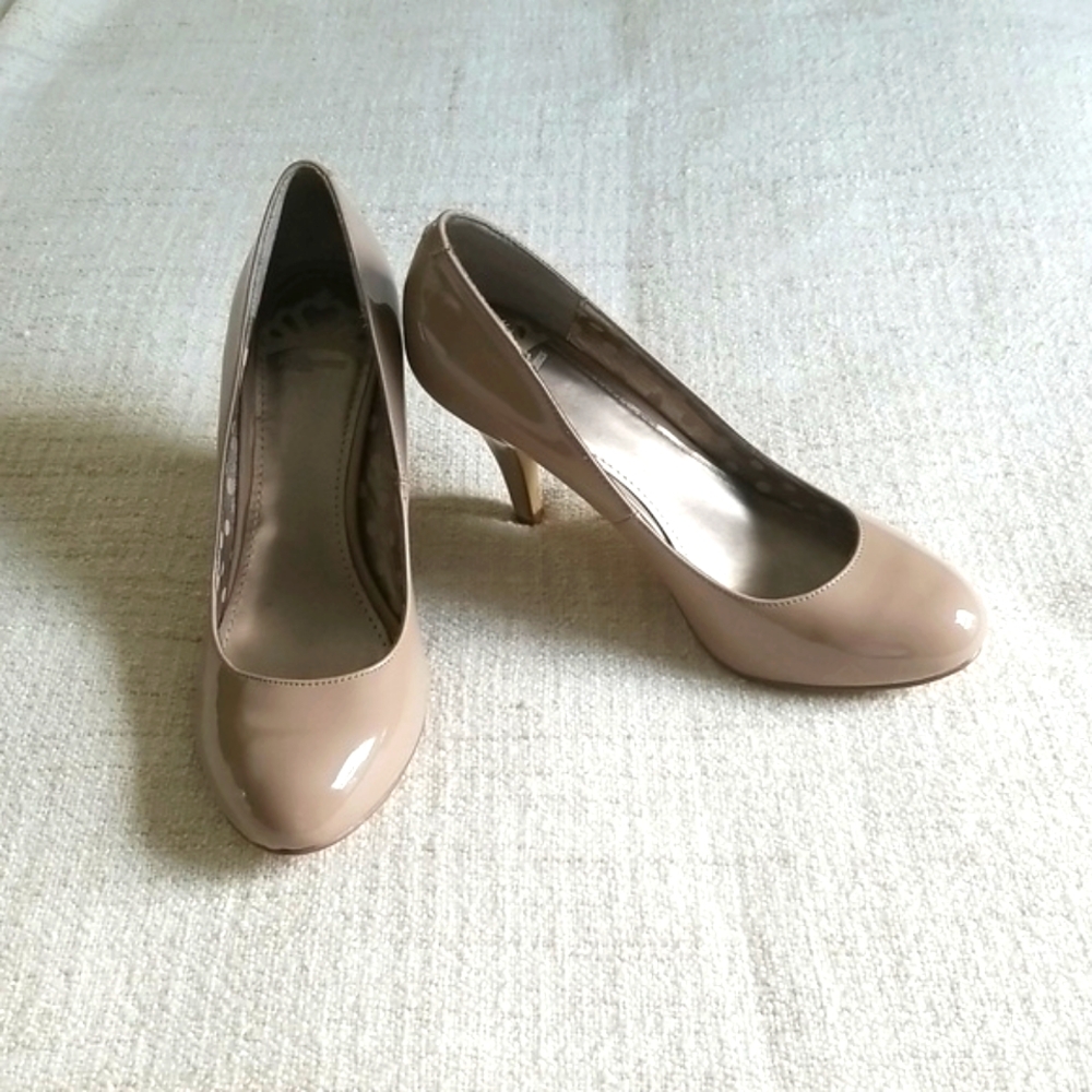 FERGALICIOUS Nude Pumps